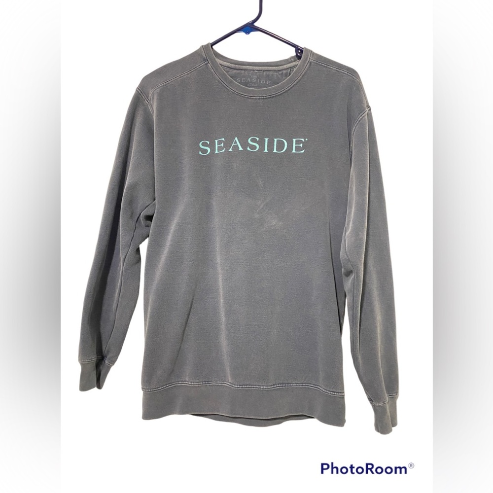 The seaside style distressed long sleeve crewneck